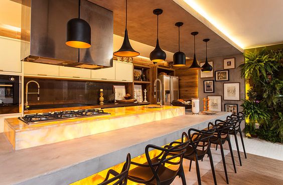 барная стойка из оникса